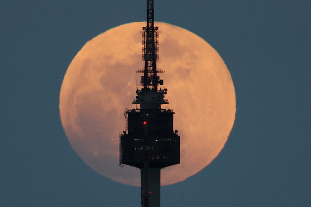[뉴스1 PICK]'어둔 밤하늘 밝힌 빛' 세계 곳곳 밝힌 보름달
