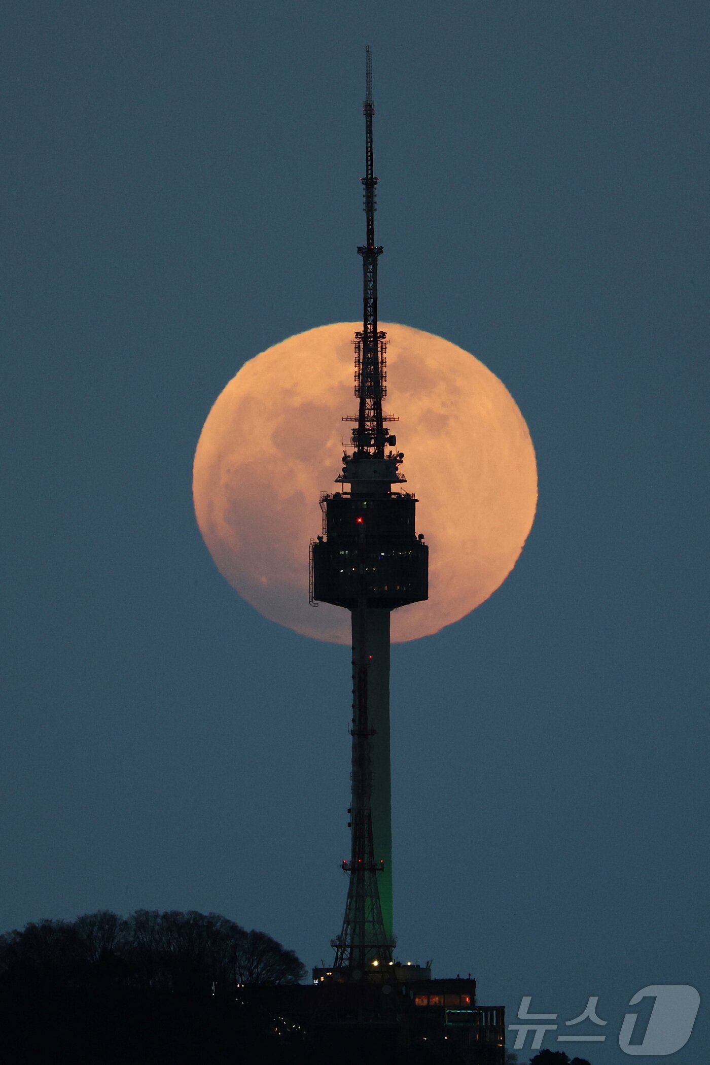 본문 이미지 - 3일 서울 N서울타워 뒤로 보름달이 떠오르고 있다. ⓒ 로이터=뉴스1