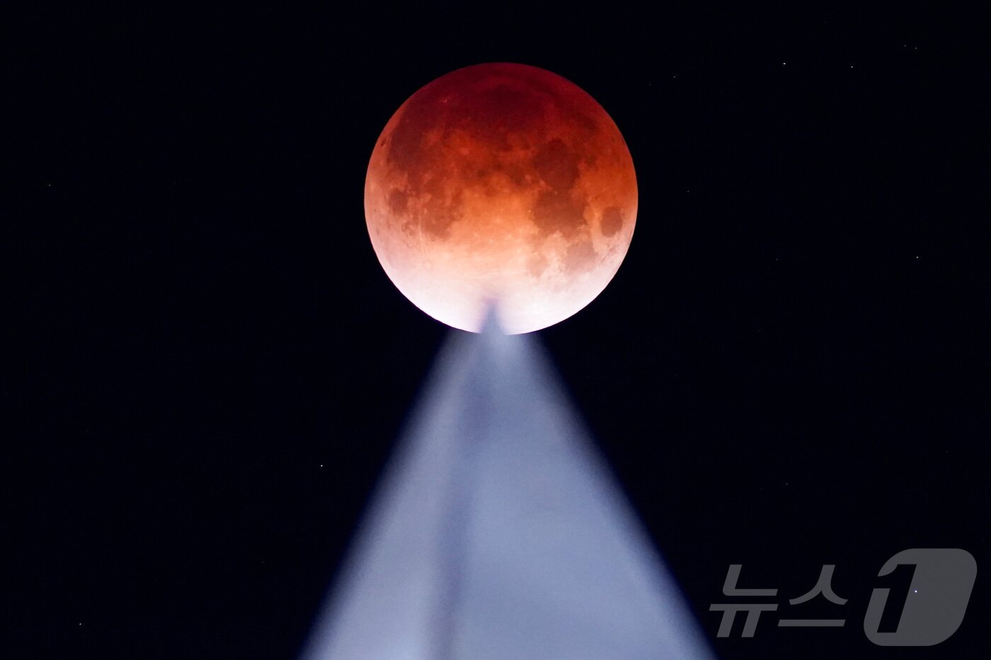 본문 이미지 - 3일 멕시코 멕시칼리에서 개기월식이 진행되는 동안 붉은달이 오벨리스크 위로 떠오르고 있다.ⓒ 로이터=뉴스1