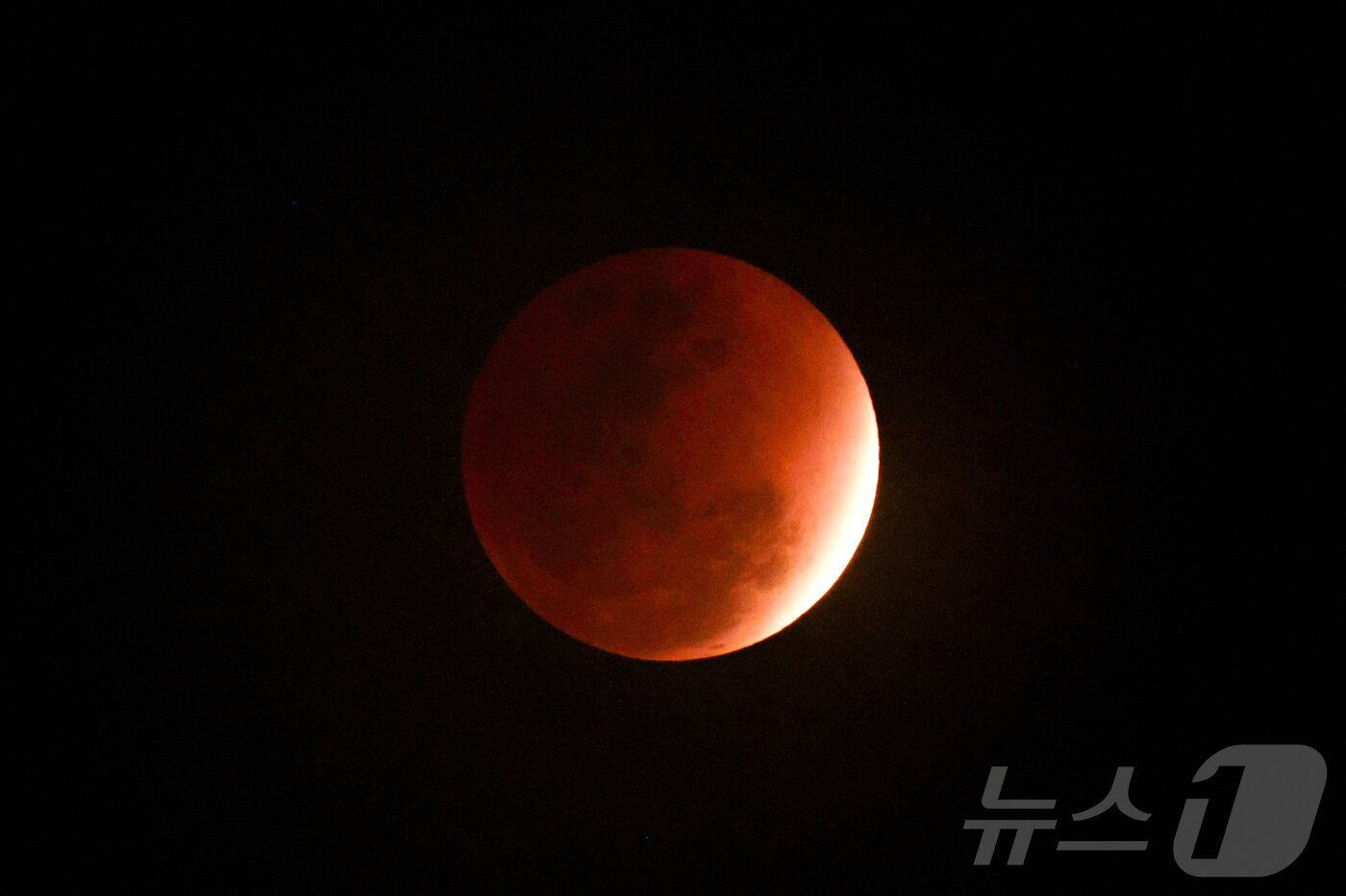 본문 이미지 - 3일 태국 방콕에서 개기월식이 진행 돼 '붉은 달'이 하늘위로 떠오르고 있다. ⓒ 로이터=뉴스1