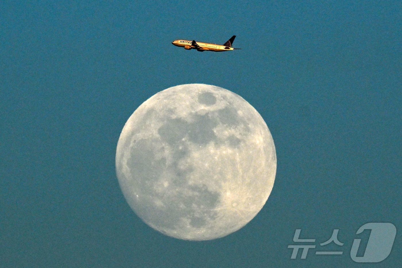 본문 이미지 - 3일 독일 프랑크푸르트 암 마인 상공위 보름달 앞으로 항공기가 지나가고 있다. ⓒ AFP=뉴스1