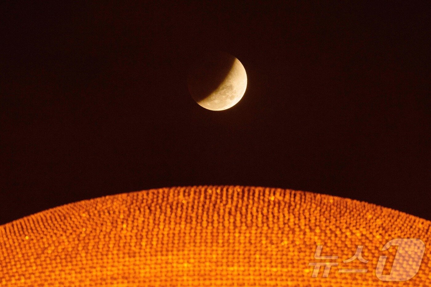 본문 이미지 - 3일 태국 방콕 파툼타니 왓 담마카야 불교 사원에서 개기월식이 진행되고 있다. ⓒ AFP=뉴스1