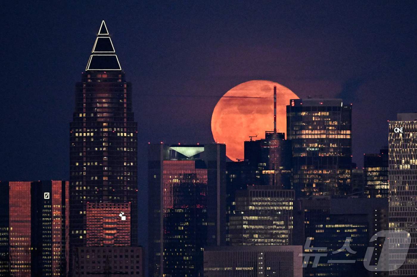 본문 이미지 - 3일 독일 프랑크푸르트 암 마인의 금융가 위로 보름달이 떠오르고 있다. ⓒ AFP=뉴스1