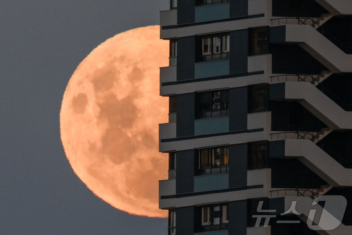 본문 이미지 - 3일 아르헨티나 부에노스아이레서의 한 건물 뒤로 달이 떠오르고 있다. ⓒ AFP=뉴스1