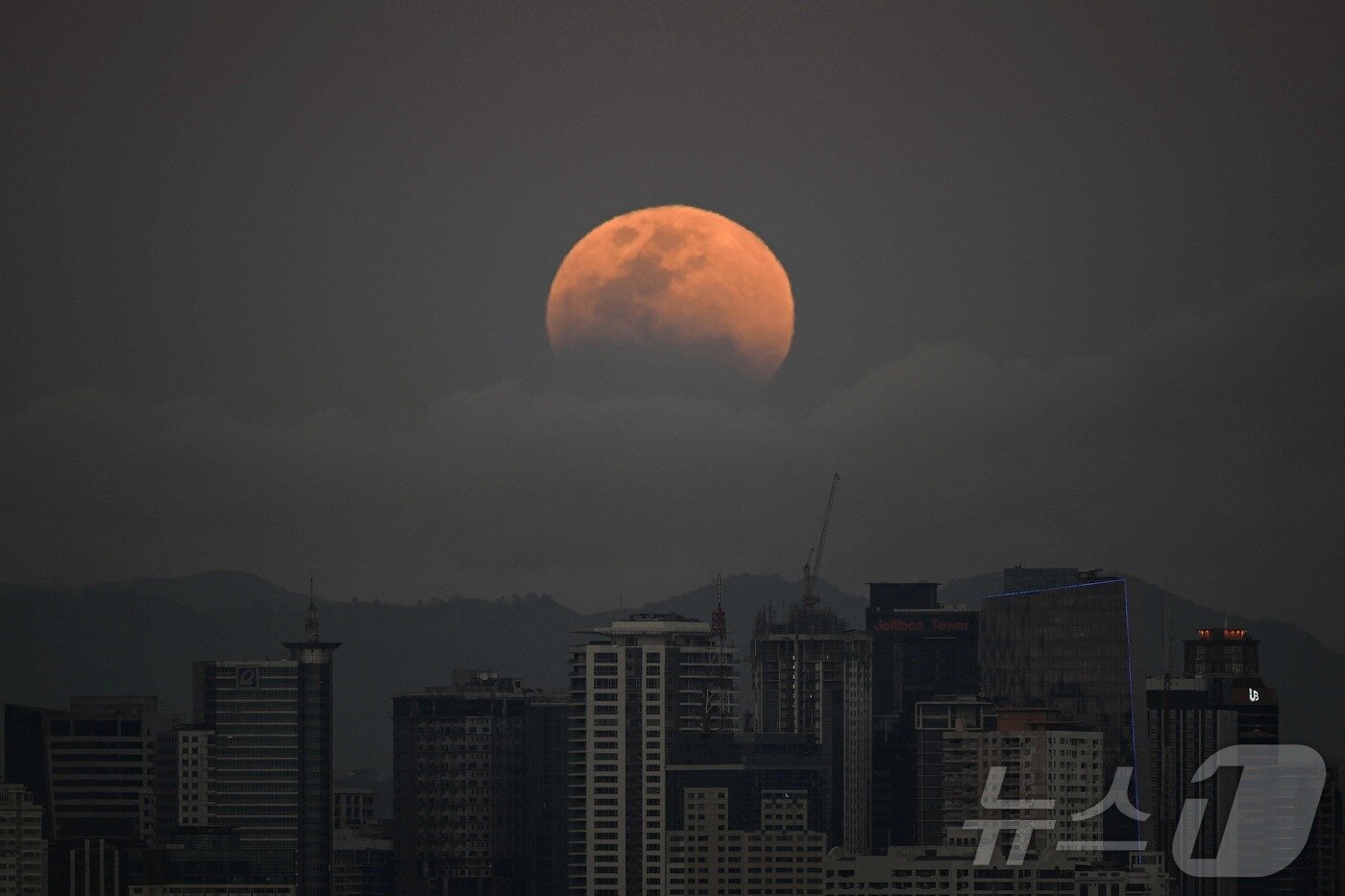 본문 이미지 - 3일 필리핀 마닐라의 건물 위로 붉은 달이 떠오르고 있다. ⓒ AFP=뉴스1