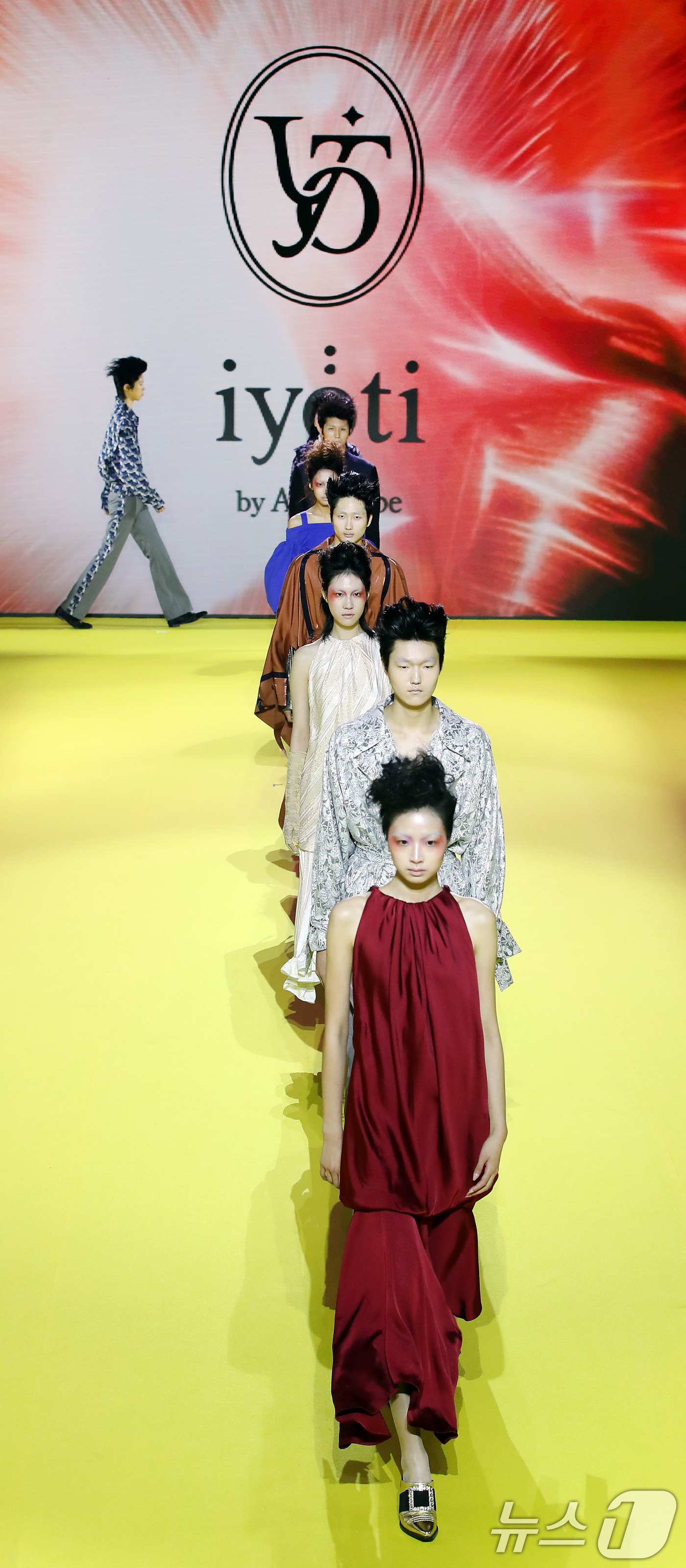 (대구=뉴스1) 공정식 기자 = 4일 대구 북구 엑스코(EXCO)에서 '2026 대구국제섬유박람회(PID)' 개막 축하 패션쇼가 열리고 있다. 오는 6일까지 계속되는 대구국제섬유박 …