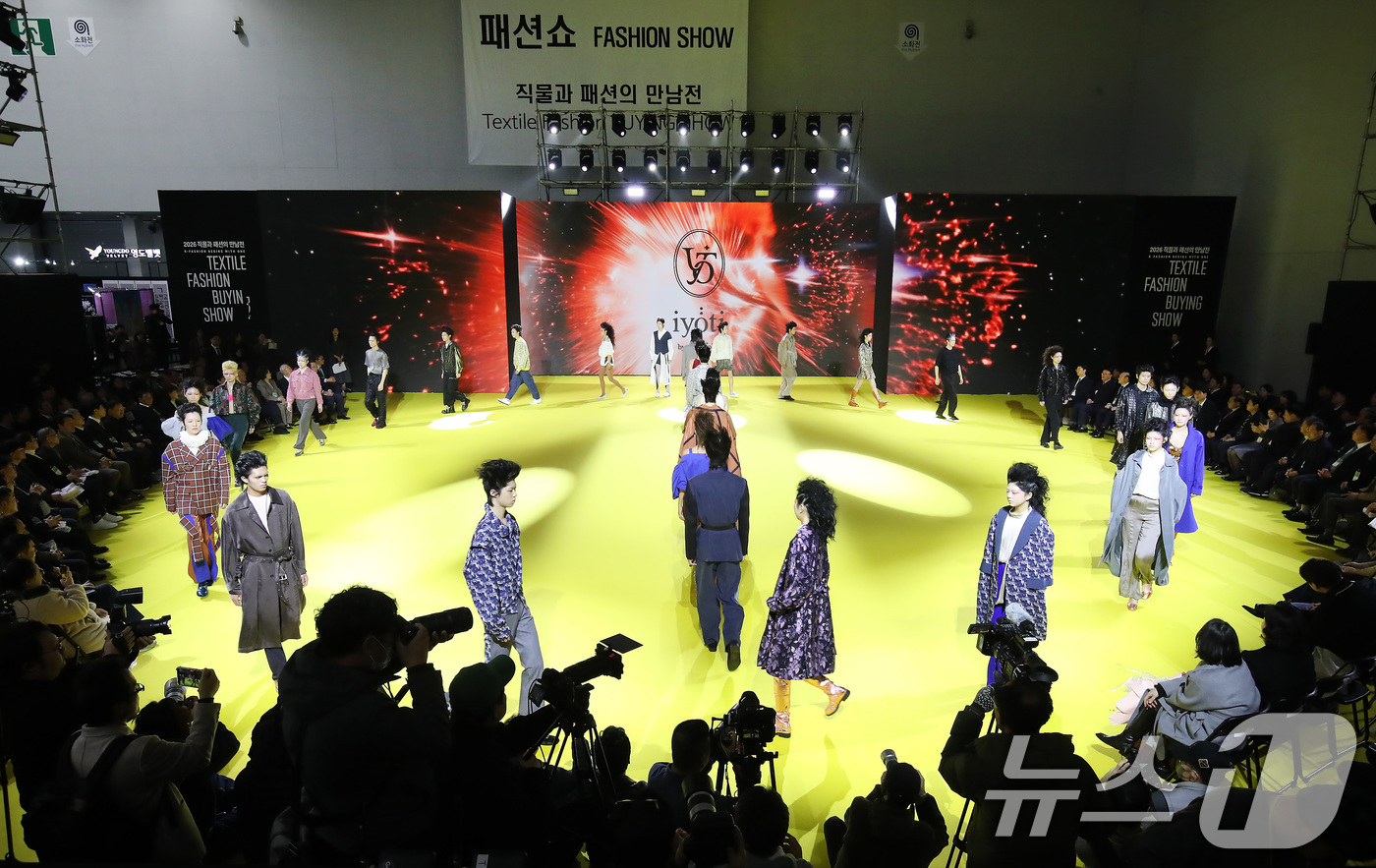 (대구=뉴스1) 공정식 기자 = 4일 대구 북구 엑스코(EXCO)에서 '2026 대구국제섬유박람회(PID)' 개막 축하 패션쇼가 열리고 있다. 오는 6일까지 계속되는 대구국제섬유박 …