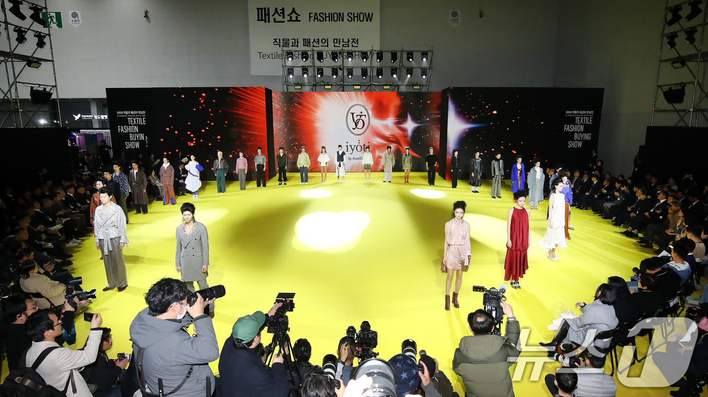 (대구=뉴스1) 공정식 기자 = 4일 대구 북구 엑스코(EXCO)에서 '2026 대구국제섬유박람회(PID)' 개막 축하 패션쇼가 열리고 있다. 오는 6일까지 계속되는 대구국제섬유박 …