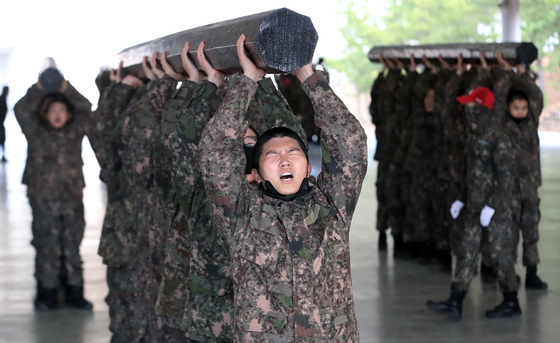 기초유격 훈련 임하는 해군병들