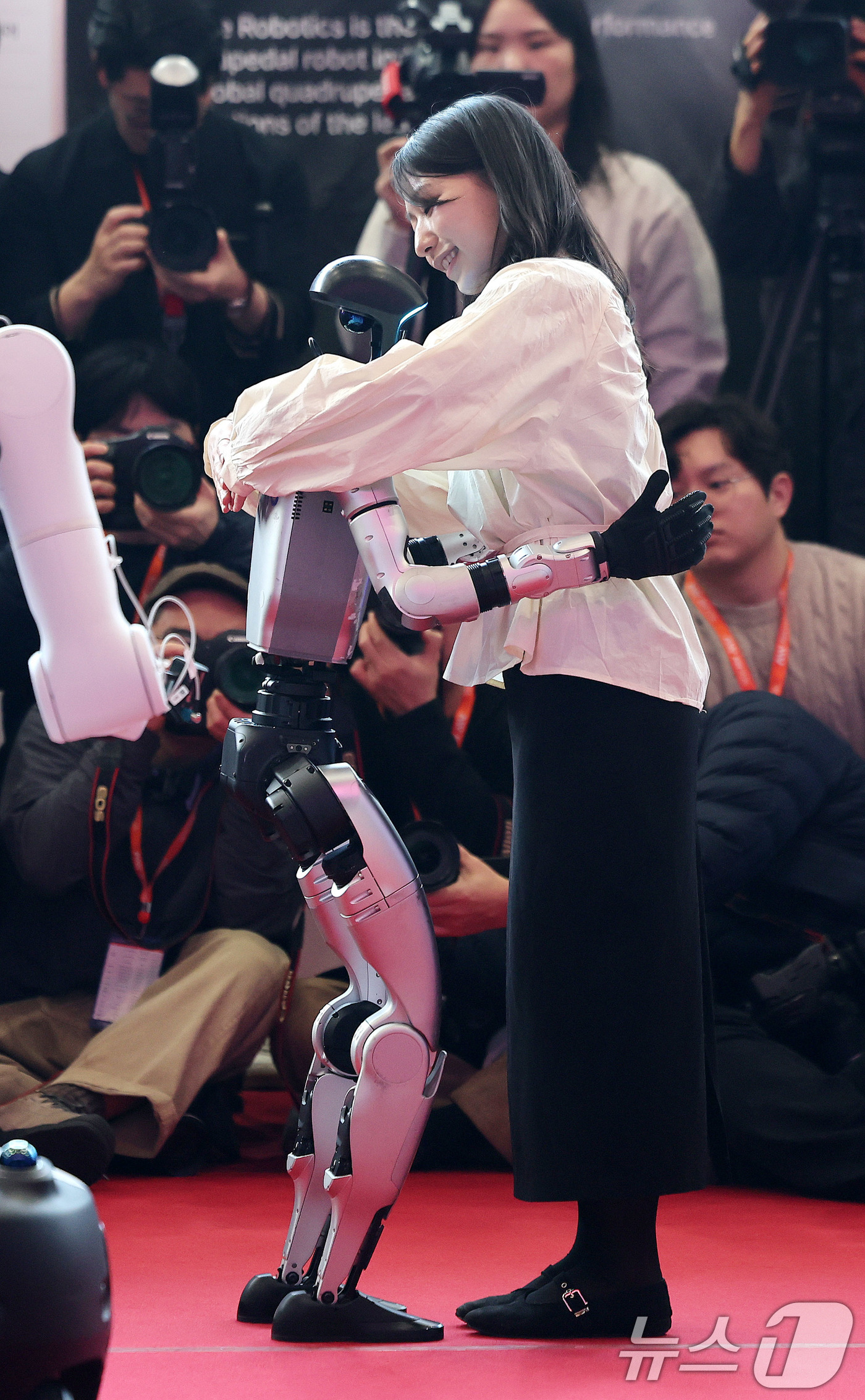 (서울=뉴스1) 박지혜 기자 = 4일 서울 강남구 코엑스에서 열린 ‘2026 스마트공장·자동화산업전(AW 2026)’에서 참관객이 중국 휴머노이드 로봇 유니트리의 G1과 인사를 나 …