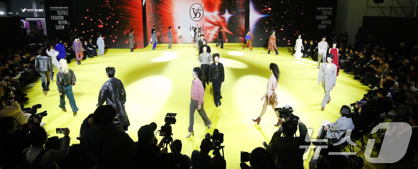 (대구=뉴스1) 공정식 기자 = 4일 대구 북구 엑스코(EXCO)에서 '2026 대구국제섬유박람회(PID)' 개막 축하 패션쇼가 열리고 있다. 오는 6일까지 계속되는 대구국제섬유박 …