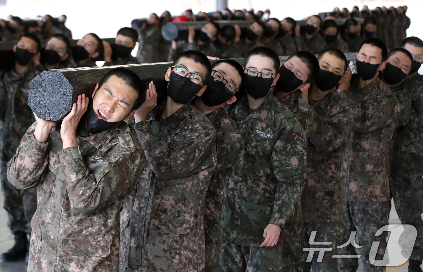 (창원=뉴스1) 윤일지 기자 = 4일 경남 창원 진해구 해군교육사령부 기초군사교육단 야전교육훈련대대에서 제722기 해군병 훈련병들이 기초유격 훈련 중 목봉 체조를 하고 있다.  2 …