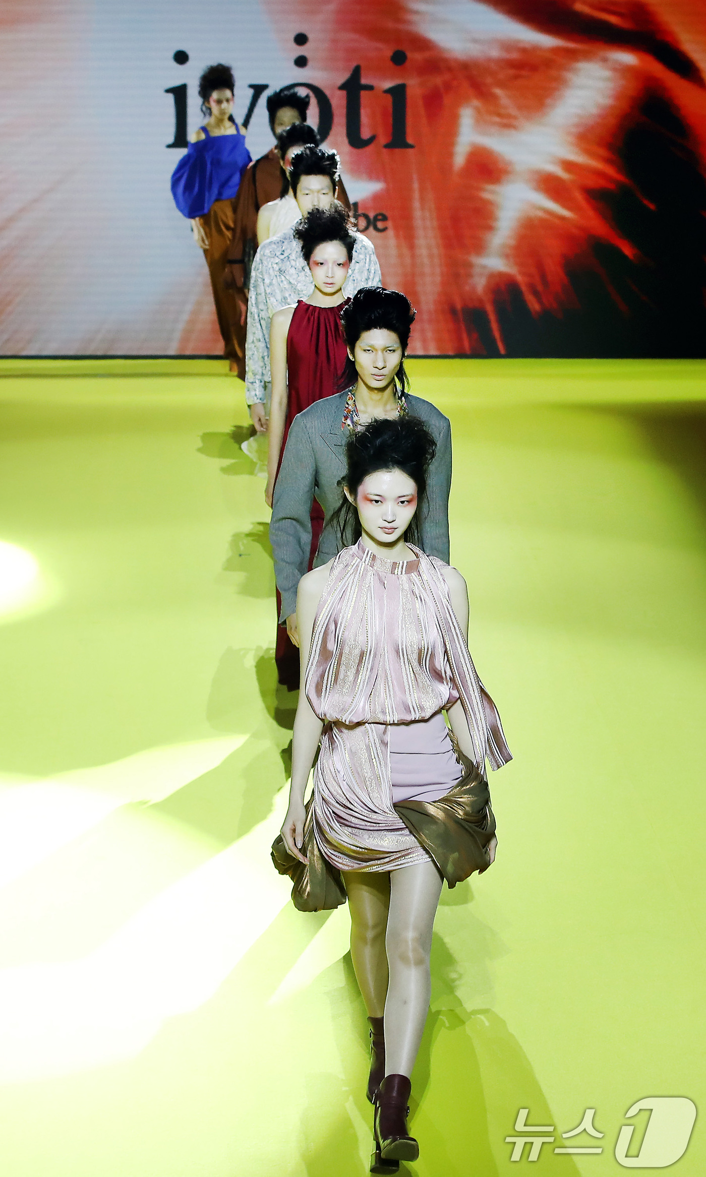 (대구=뉴스1) 공정식 기자 = 4일 대구 북구 엑스코(EXCO)에서 '2026 대구국제섬유박람회(PID)' 개막 축하 패션쇼가 열리고 있다. 오는 6일까지 계속되는 대구국제섬유박 …