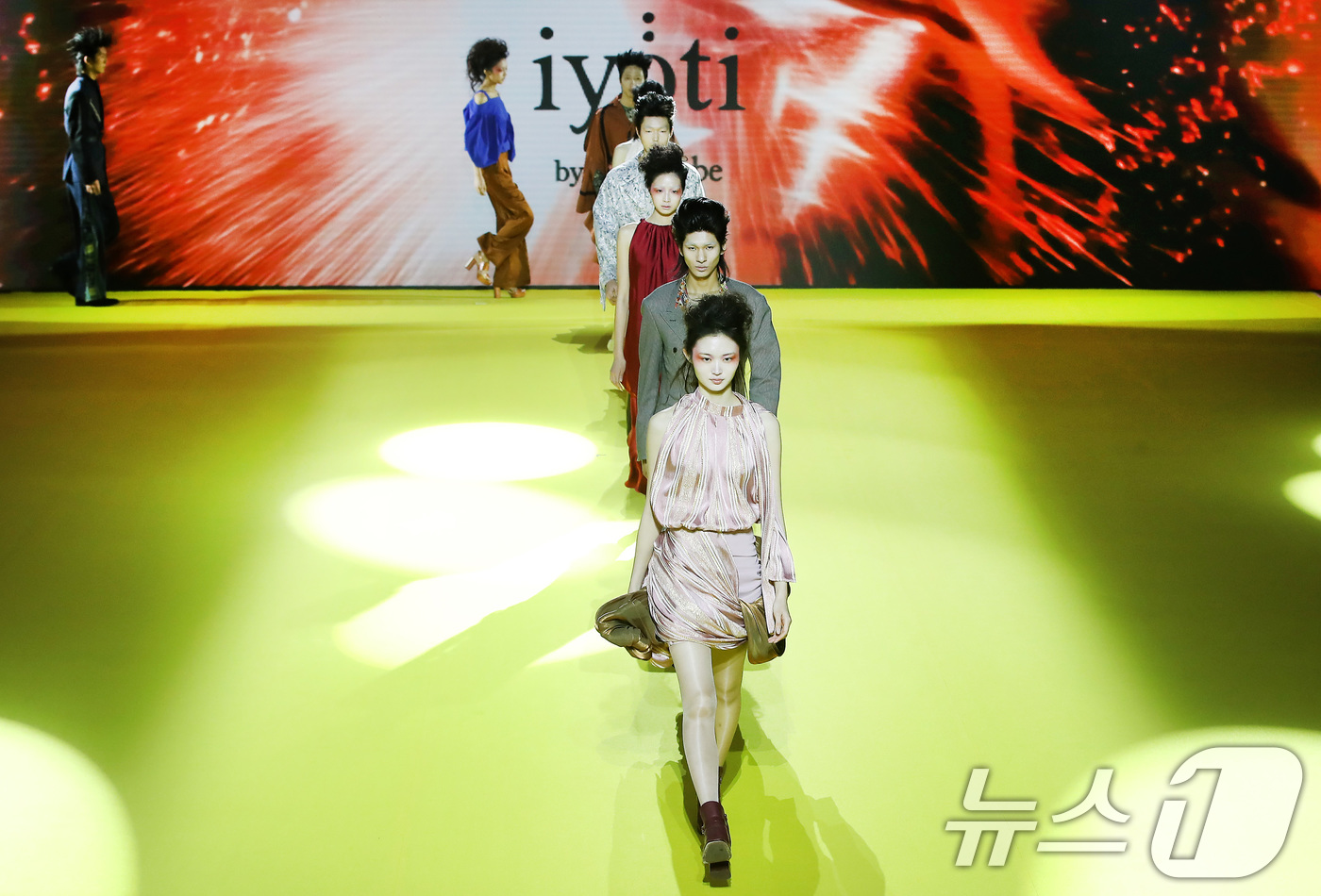 (대구=뉴스1) 공정식 기자 = 4일 대구 북구 엑스코(EXCO)에서 '2026 대구국제섬유박람회(PID)' 개막 축하 패션쇼가 열리고 있다. 오는 6일까지 계속되는 대구국제섬유박 …