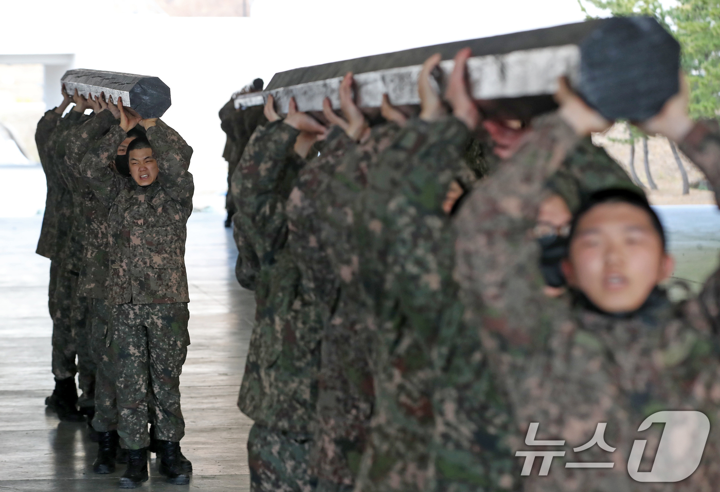 (창원=뉴스1) 윤일지 기자 = 4일 경남 창원 진해구 해군교육사령부 기초군사교육단 야전교육훈련대대에서 제722기 해군병 훈련병들이 기초유격 훈련 중 목봉 체조를 하고 있다.  2 …