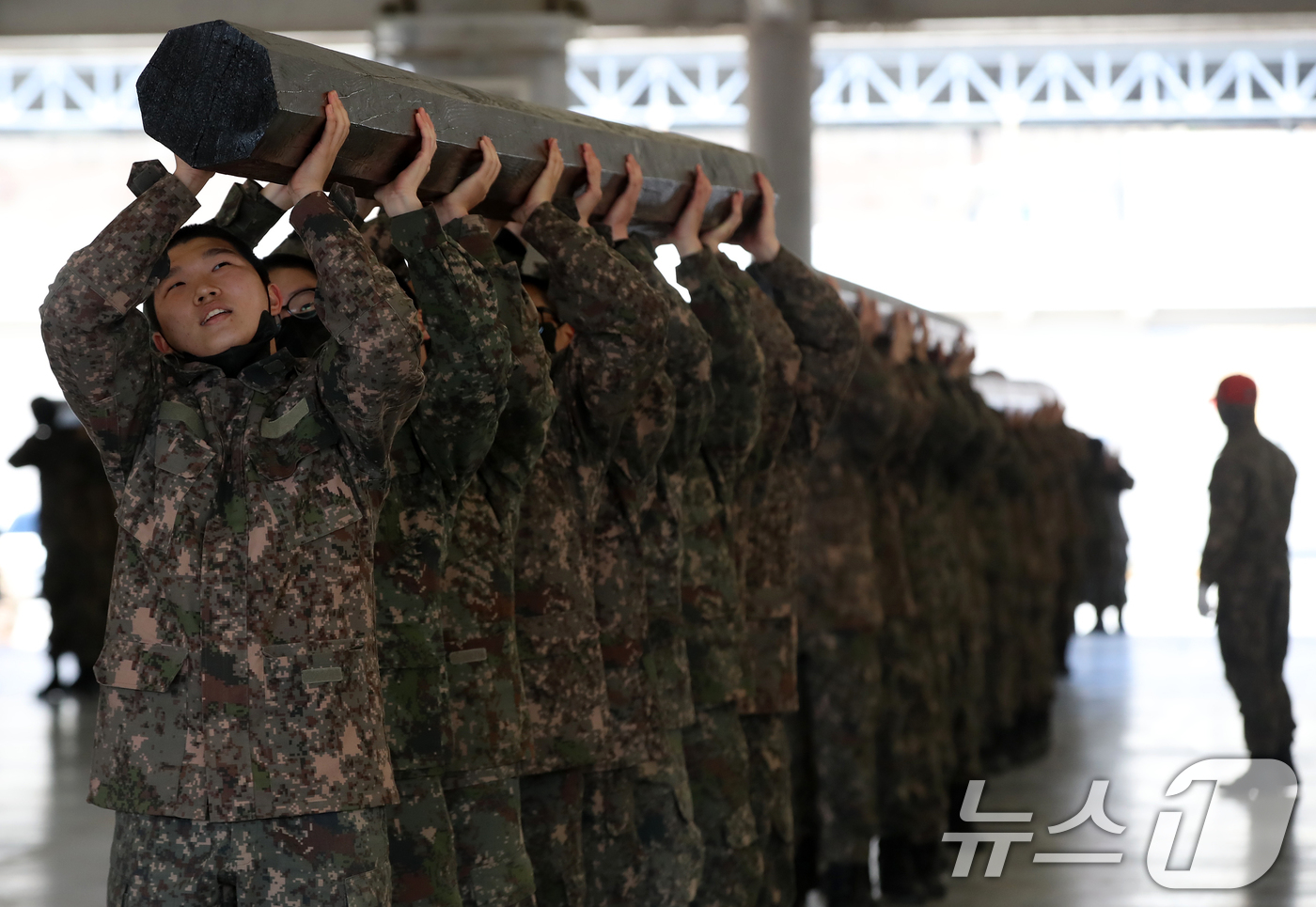 (창원=뉴스1) 윤일지 기자 = 4일 경남 창원 진해구 해군교육사령부 기초군사교육단 야전교육훈련대대에서 제722기 해군병 훈련병들이 기초유격 훈련 중 목봉 체조를 하고 있다.  2 …