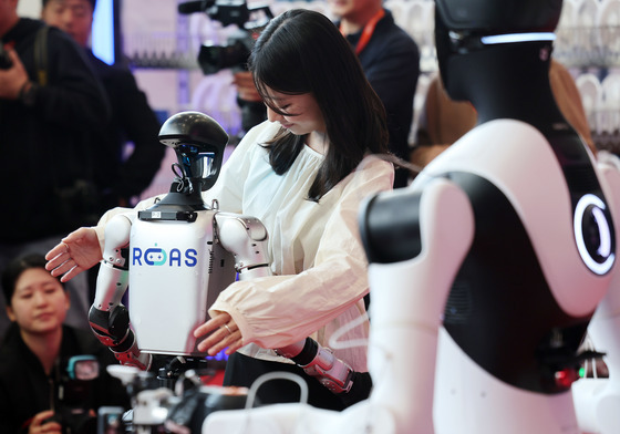 "이건 따야 돼" 中취준생 몰려간 'AI 훈련사'…상하이만 1만명 취득