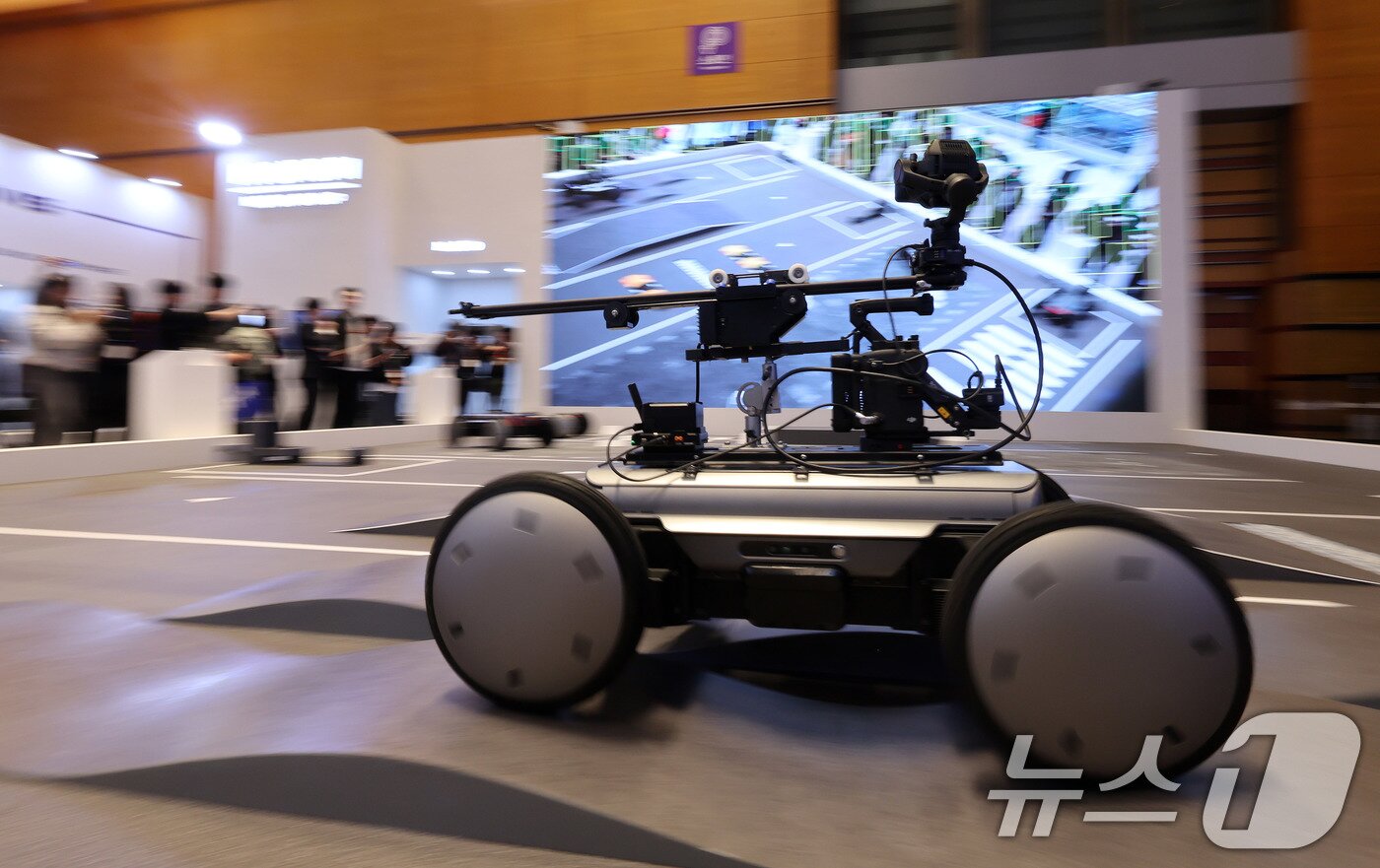 본문 이미지 - 4일 서울 강남구 코엑스에서 열린 ‘2026 스마트공장·자동화산업전(AW 2026)’에서 현대자동차그룹 로보틱스랩의 모베드(MobED) 시연이 진행되고 있다. 2026.3.4 ⓒ 뉴스1 박지혜 기자