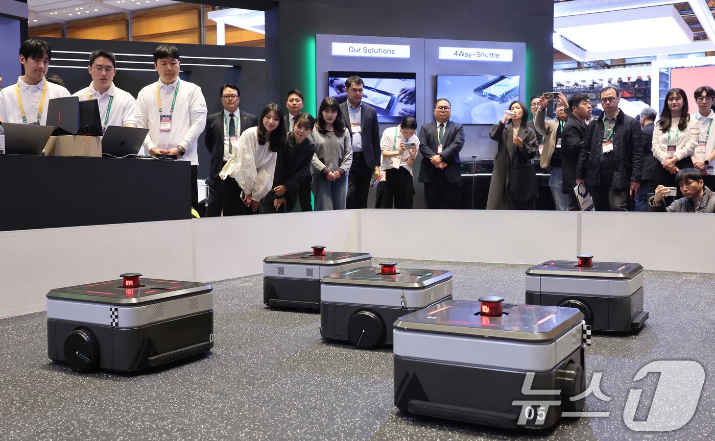 본문 이미지 - 4일 서울 강남구 코엑스에서 열린 ‘2026 스마트공장·자동화산업전(AW 2026)’ 현대 무벡스 부스에서 자율주행 물류로봇(AMR)이 퍼레이드를 펼치고 있다. 2026.3.4 ⓒ 뉴스1 박지혜 기자