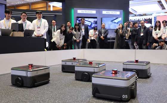 자율주행 물류로봇 퍼레이드