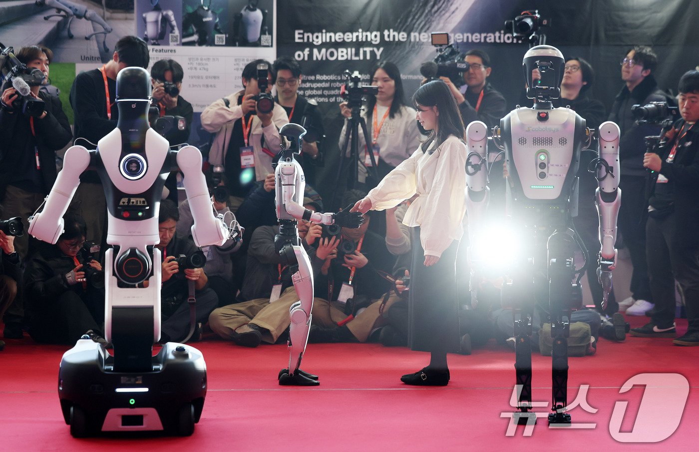 (서울=뉴스1) 박지혜 기자 = 4일 서울 강남구 코엑스에서 열린 ‘2026 스마트공장·자동화산업전(AW 2026)’에서 참관객이 중국 휴머노이드 로봇 유니트리의 G1과 인사를 나 …