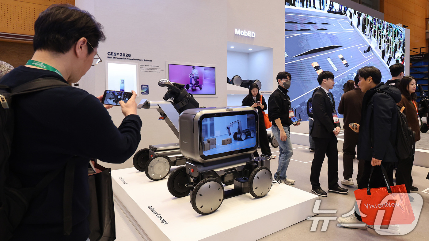 (서울=뉴스1) 박지혜 기자 = 4일 서울 강남구 코엑스에서 열린 ‘2026 스마트공장·자동화산업전(AW 2026)’에서 관람객들이 현대자동차그룹 로보틱스랩의 모베드(MobED)를 …