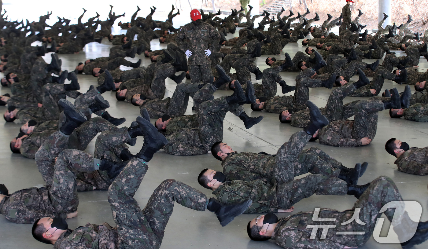 (창원=뉴스1) 윤일지 기자 = 4일 경남 창원 진해구 해군교육사령부 기초군사교육단 야전교육훈련대대에서 제722기 해군병 훈련병들이 기초유격 훈련을 하고 있다. 2026.3.4/뉴 …