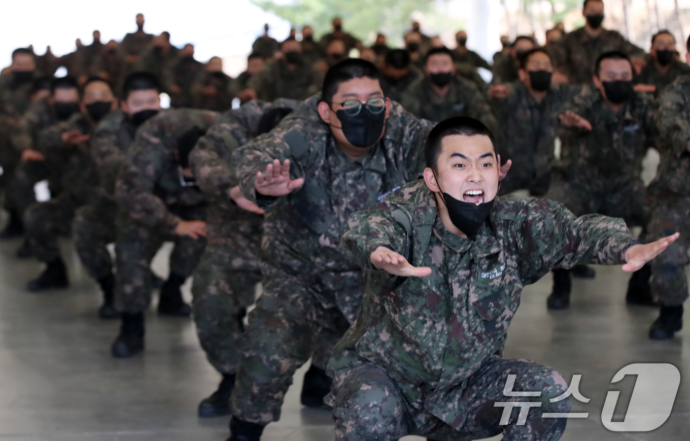 (창원=뉴스1) 윤일지 기자 = 4일 경남 창원 진해구 해군교육사령부 기초군사교육단 야전교육훈련대대에서 제722기 해군병 훈련병들이 기초유격 훈련을 하고 있다. 2026.3.4/뉴 …