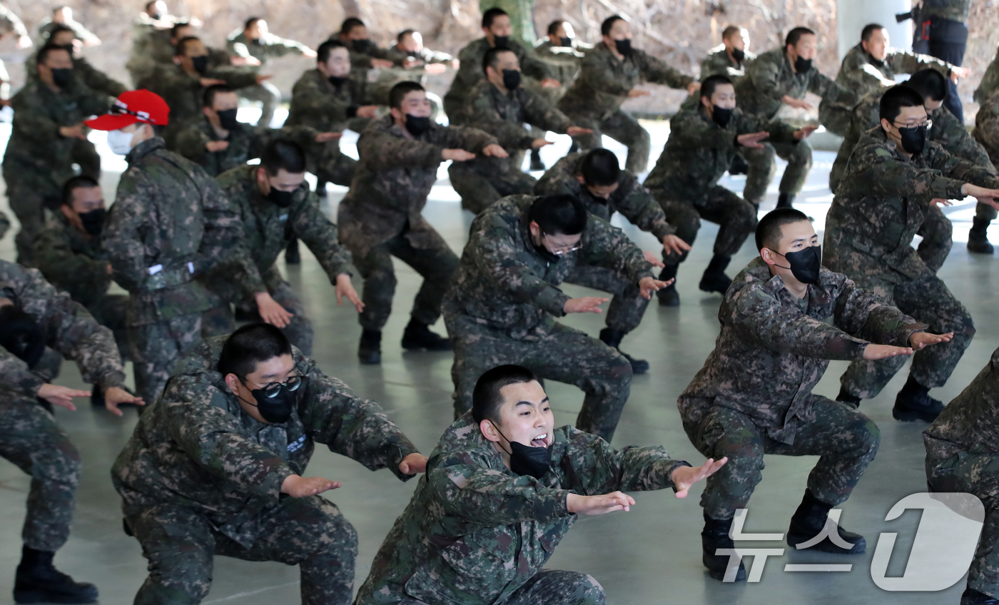 (창원=뉴스1) 윤일지 기자 = 4일 경남 창원 진해구 해군교육사령부 기초군사교육단 야전교육훈련대대에서 제722기 해군병 훈련병들이 기초유격 훈련을 하고 있다. 2026.3.4/뉴 …