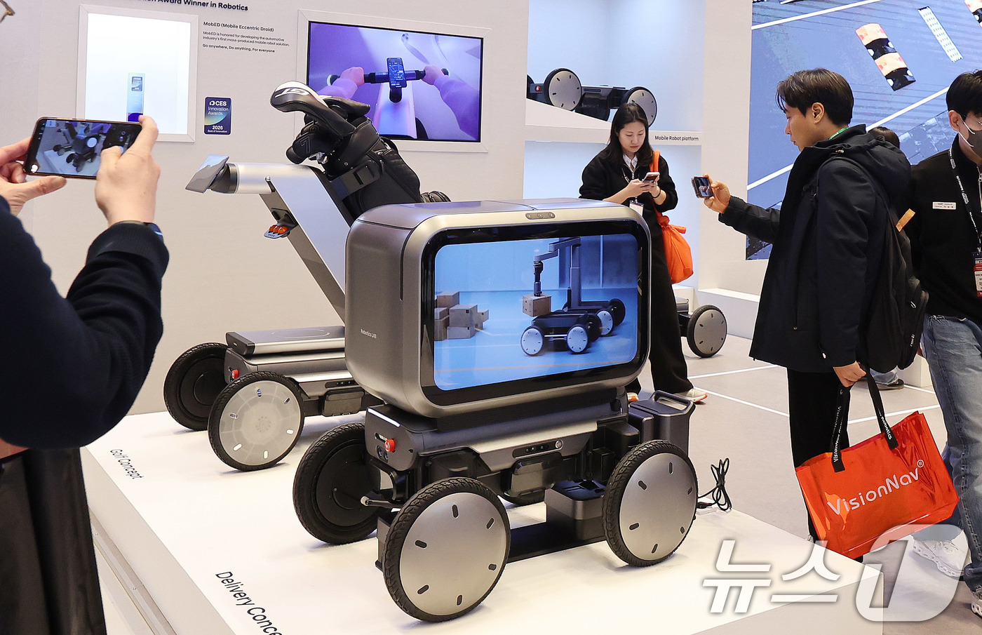 (서울=뉴스1) 박지혜 기자 = 4일 서울 강남구 코엑스에서 열린 ‘2026 스마트공장·자동화산업전(AW 2026)’에서 관람객들이 현대자동차그룹 로보틱스랩의 모베드(MobED)를 …