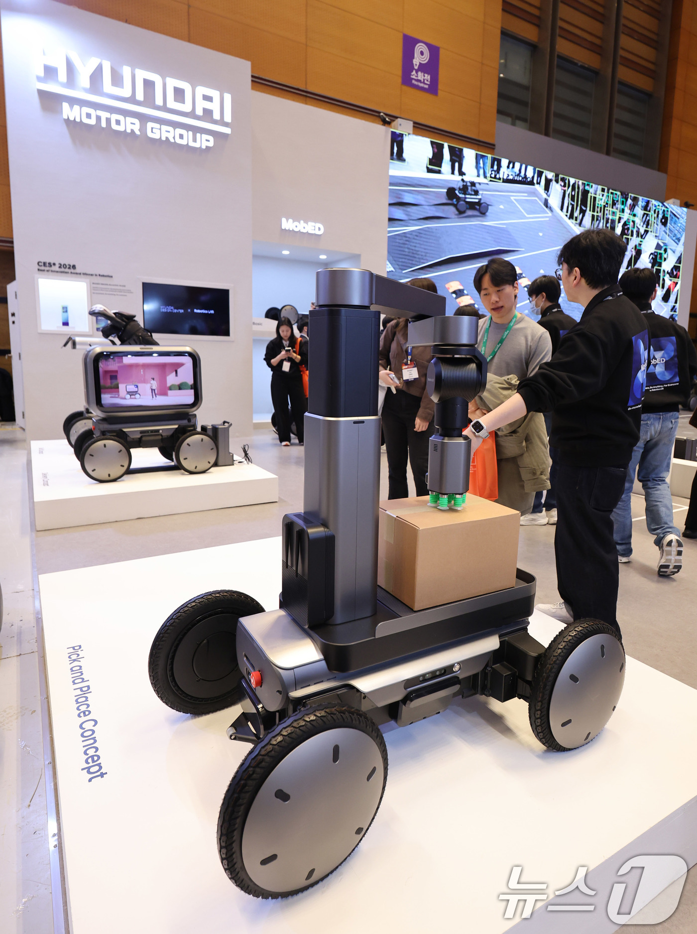 (서울=뉴스1) 박지혜 기자 = 4일 서울 강남구 코엑스에서 열린 ‘2026 스마트공장·자동화산업전(AW 2026)’에서 관람객들이 현대자동차그룹 로보틱스랩의 모베드(MobED)를 …
