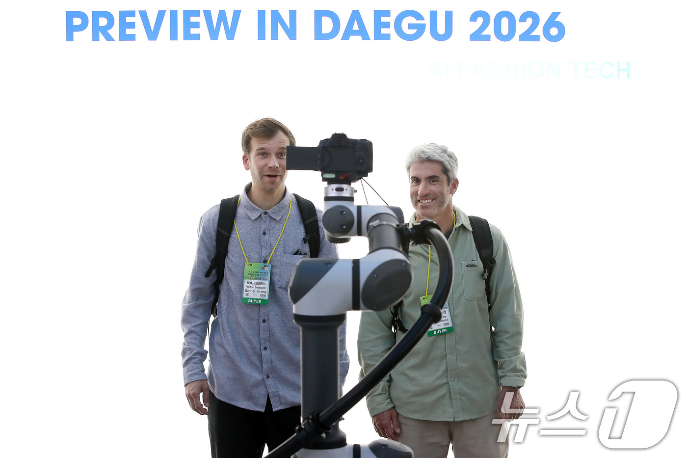 (대구=뉴스1) 공정식 기자 = 4일 대구 북구 엑스코(EXCO)에서 개막한 '2026 대구국제섬유박람회(PID)'를 찾은 해외 바이어가 인공지능(AI) 로봇을 활용한 제품 이미지 …