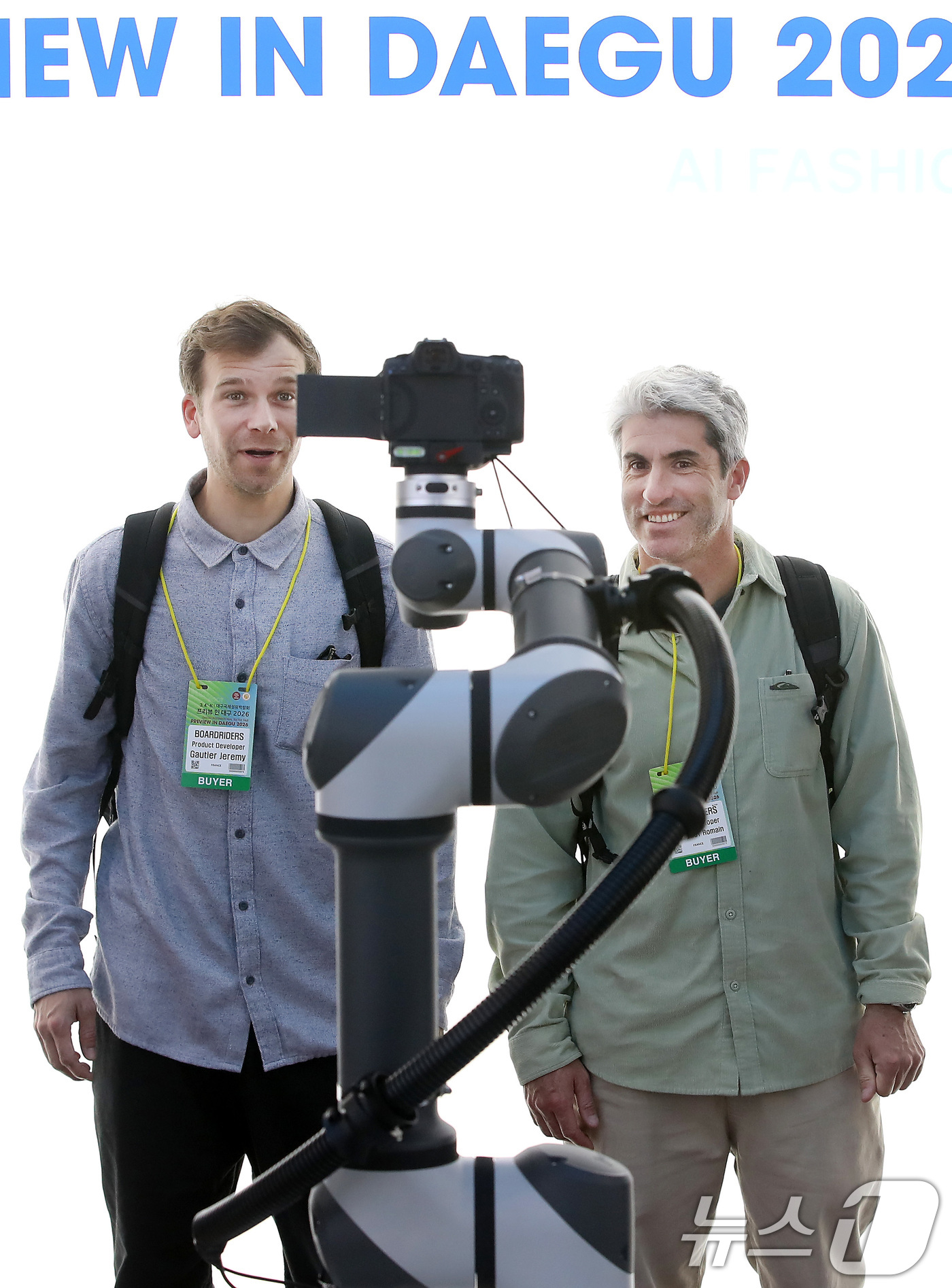 (대구=뉴스1) 공정식 기자 = 4일 대구 북구 엑스코(EXCO)에서 개막한 '2026 대구국제섬유박람회(PID)'를 찾은 해외 바이어가 인공지능(AI) 로봇을 활용한 제품 이미지 …