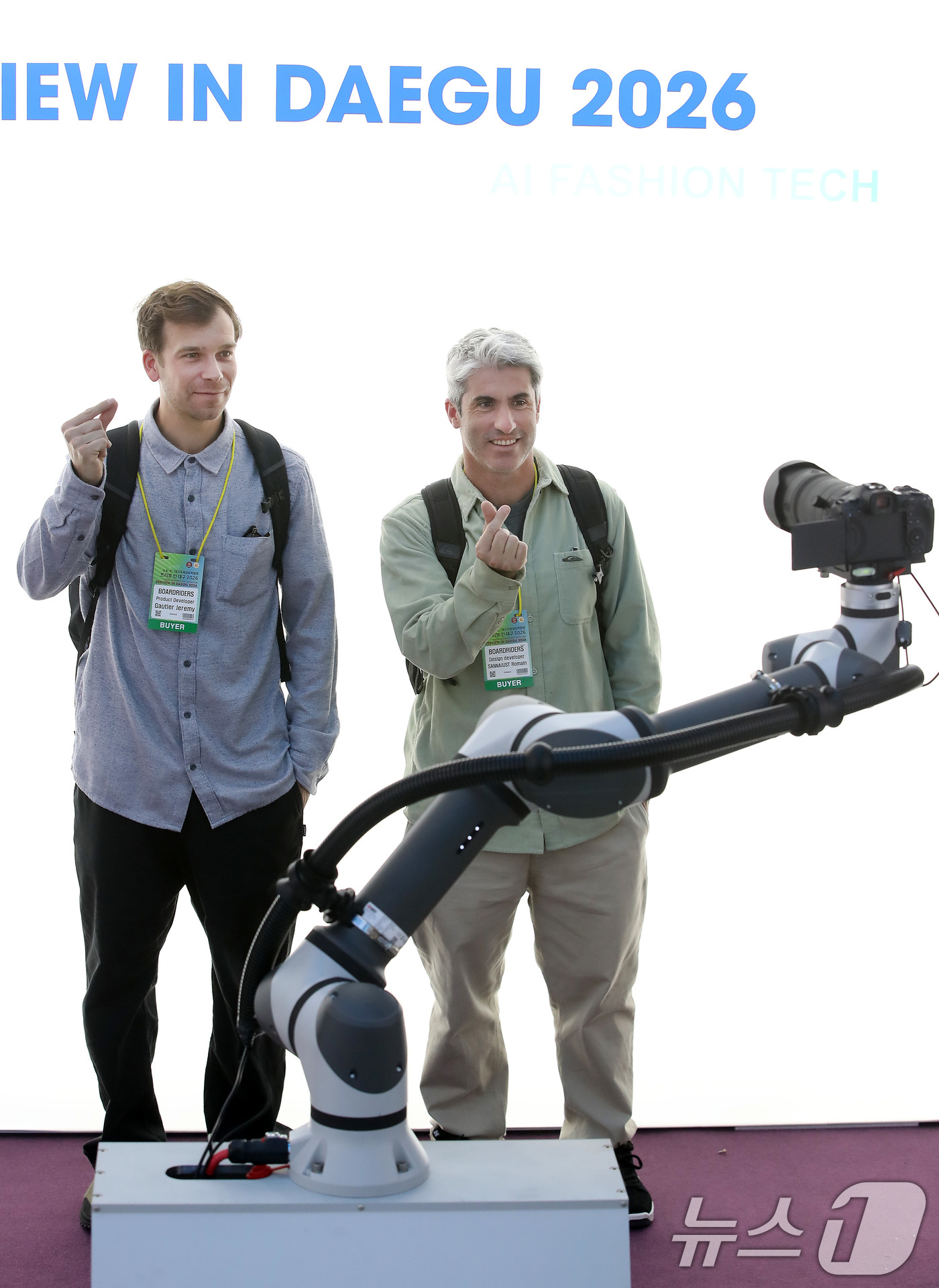 (대구=뉴스1) 공정식 기자 = 4일 대구 북구 엑스코(EXCO)에서 개막한 '2026 대구국제섬유박람회(PID)'를 찾은 해외 바이어가 인공지능(AI) 로봇을 활용한 제품 이미지 …