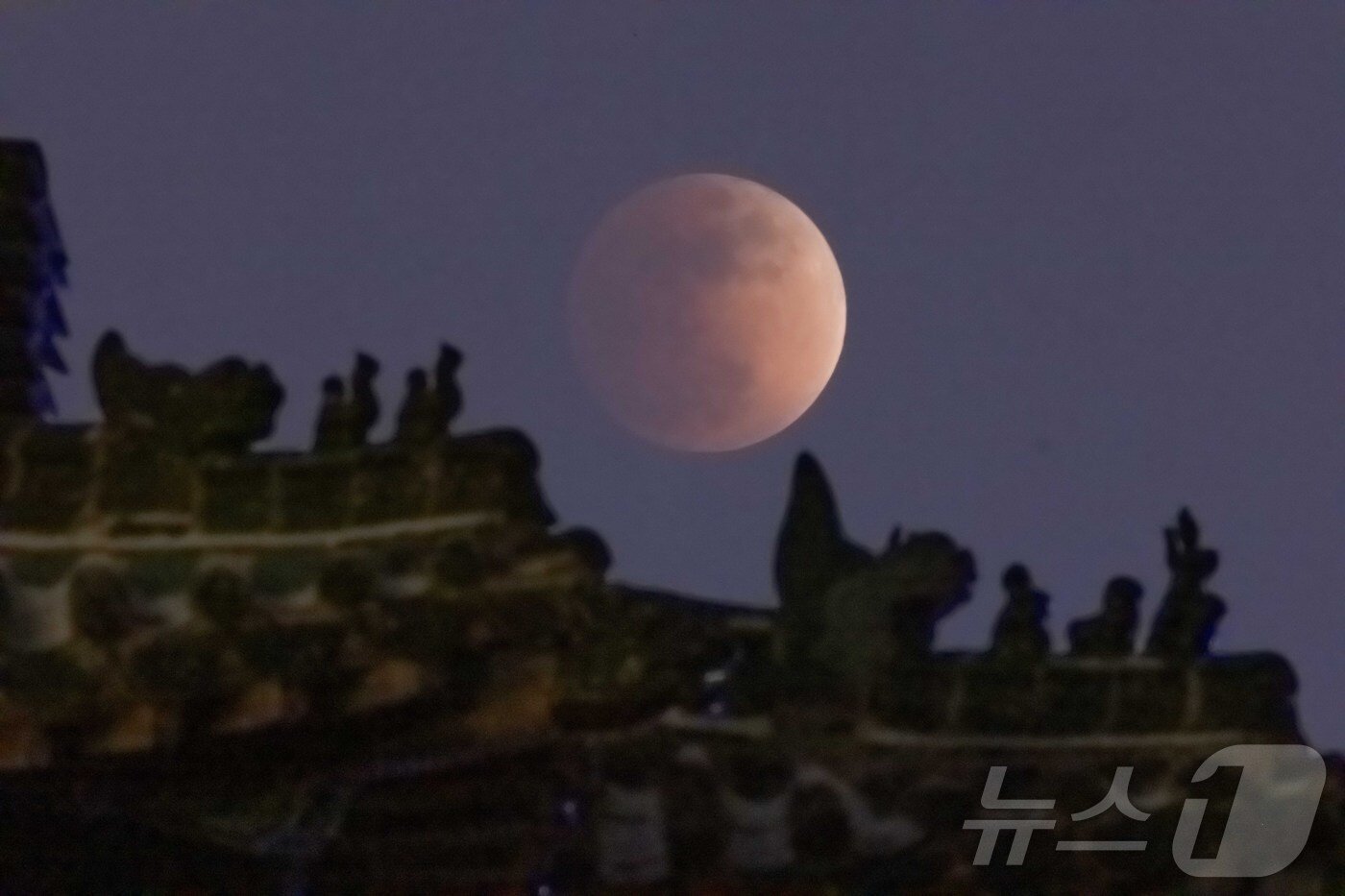본문 이미지 - 3일 중국 베이징 헤이룽장성 상공에서 개기월식이 진행되고 있다. ⓒ 신화=뉴스1