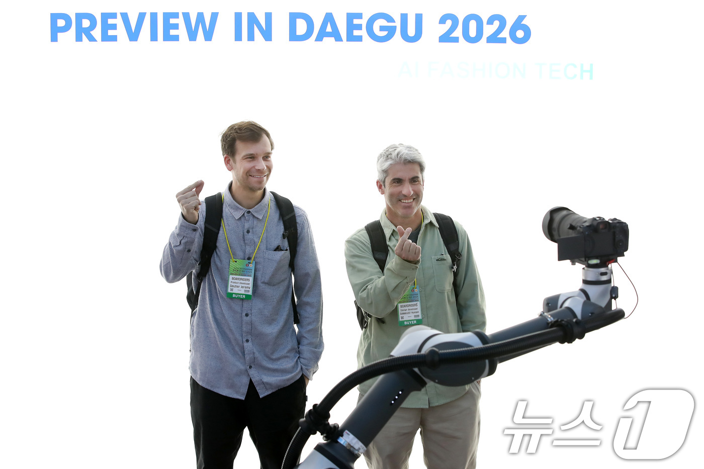 (대구=뉴스1) 공정식 기자 = 4일 대구 북구 엑스코(EXCO)에서 개막한 '2026 대구국제섬유박람회(PID)'를 찾은 해외 바이어가 인공지능(AI) 로봇을 활용한 제품 이미지 …