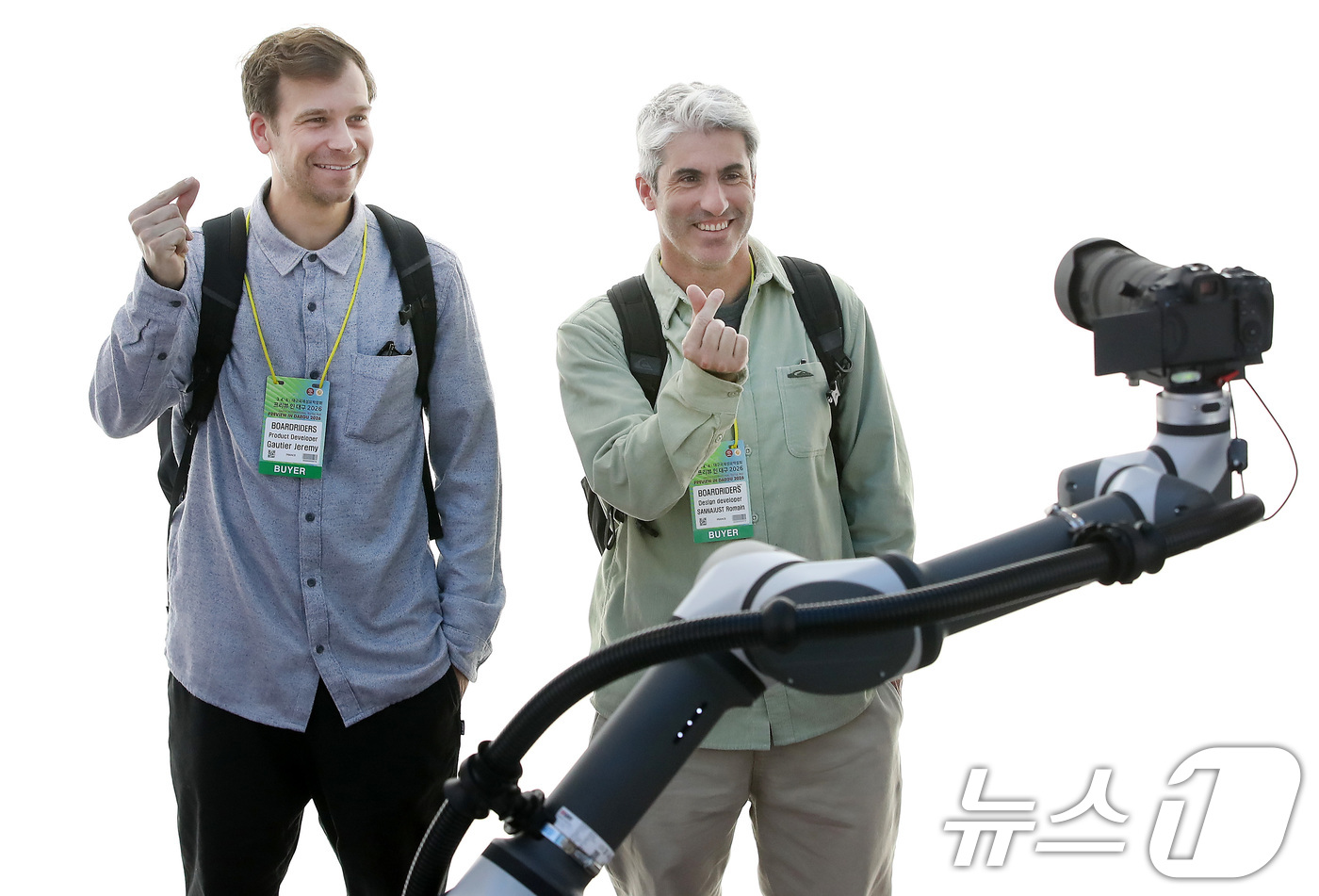 (대구=뉴스1) 공정식 기자 = 4일 대구 북구 엑스코(EXCO)에서 개막한 '2026 대구국제섬유박람회(PID)'를 찾은 해외 바이어가 인공지능(AI) 로봇을 활용한 제품 이미지 …