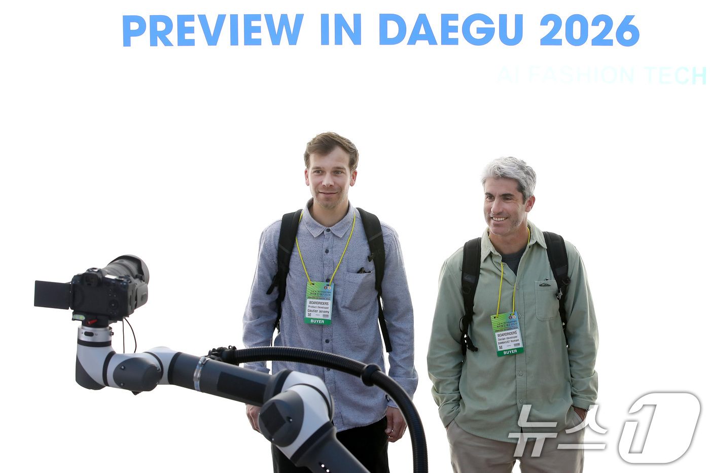 (대구=뉴스1) 공정식 기자 = 4일 대구 북구 엑스코(EXCO)에서 개막한 '2026 대구국제섬유박람회(PID)'를 찾은 해외 바이어가 인공지능(AI) 로봇을 활용한 제품 이미지 …
