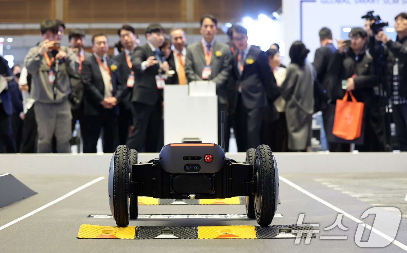 본문 이미지 - 4일 서울 강남구 코엑스에서 열린 ‘2026 스마트공장·자동화산업전(AW 2026)’에서 현대자동차그룹 로보틱스랩의 모베드(MobED) 시연이 진행되고 있다. 2026.3.4 ⓒ 뉴스1 박지혜 기자