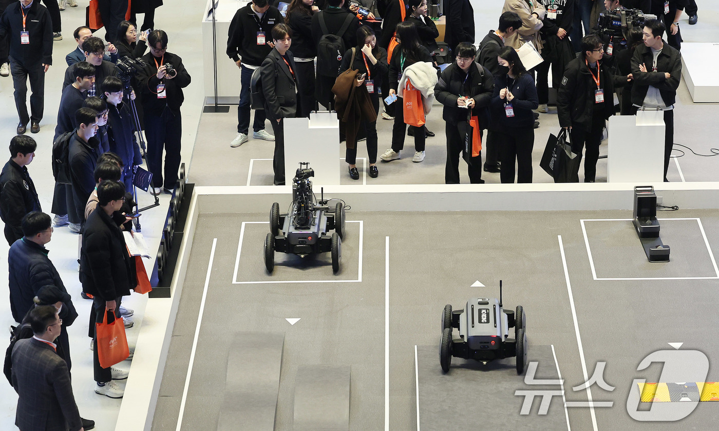 (서울=뉴스1) 박지혜 기자 = 4일 서울 강남구 코엑스에서 열린 ‘2026 스마트공장·자동화산업전(AW 2026)’에서 현대자동차그룹 로보틱스랩의 모베드(MobED) 시연이 진행 …