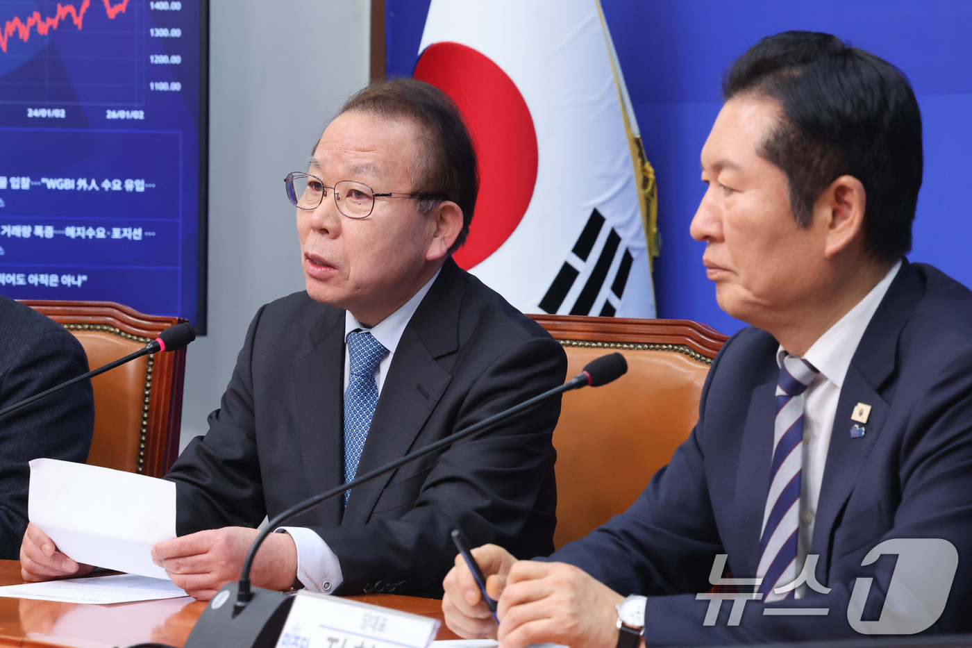 (서울=뉴스1) 신웅수 기자 = 김이수 더불어민주당 공천관리위원장이 4일 서울 여의도 국회에서 열린 중앙당 및 시도당 공천관리위원장 연석회의에서 발언하고 있다.오른쪽은 정청래 대표 …