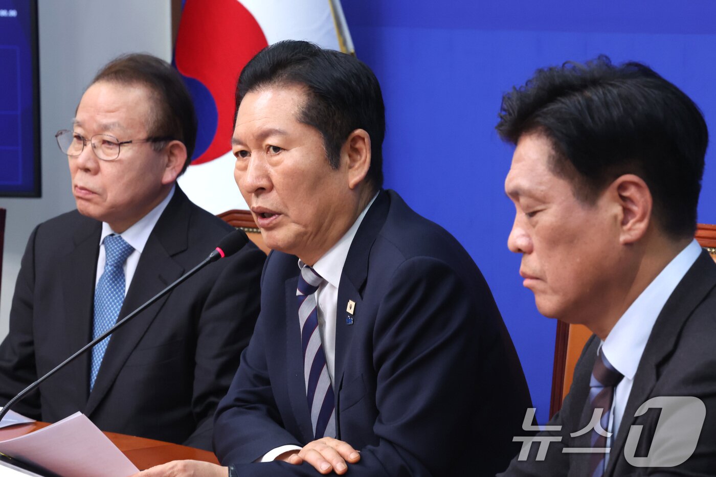 본문 이미지 - 정청래 더불어민주당 대표가 4일 서울 여의도 국회에서 열린 중앙당 및 시도당 공천관리위원장 연석회의에서 발언하고 있다. 왼쪽은 김이수 공천관리위원장. 2026.3.4 ⓒ 뉴스1 신웅수 기자