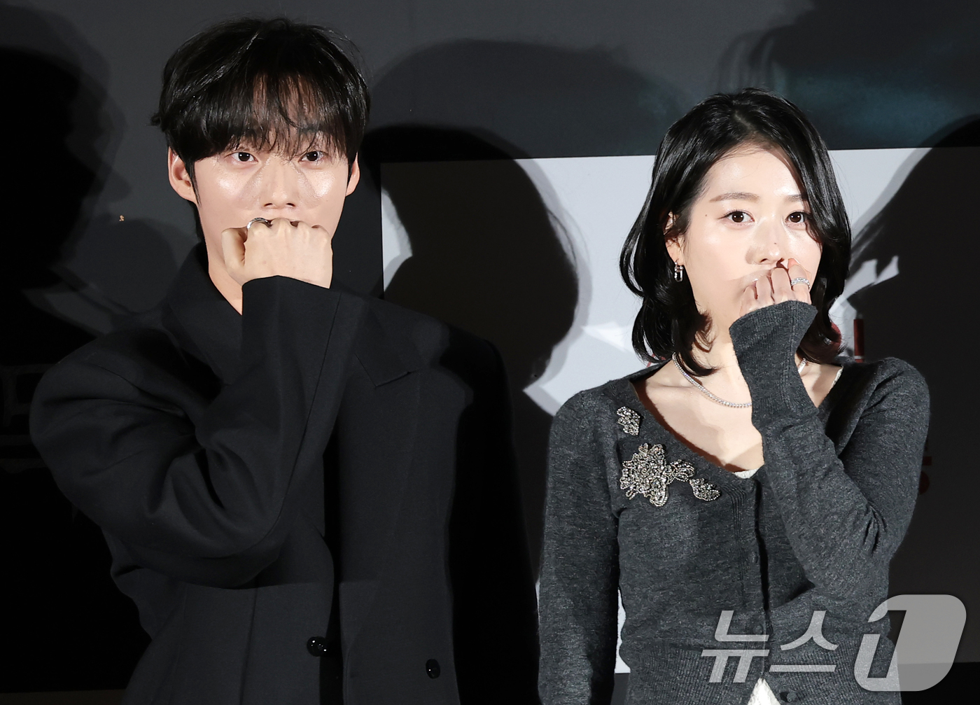 (서울=뉴스1) 권현진 기자 = 배우 윤재찬과 장다아(오른쪽)가 4일 서울 용산구 CGV용산아이파크몰에서 열린 영화 ‘살목지’(감독 이상민) 제작보고회에 참석해 포즈를 취하고 있다 …