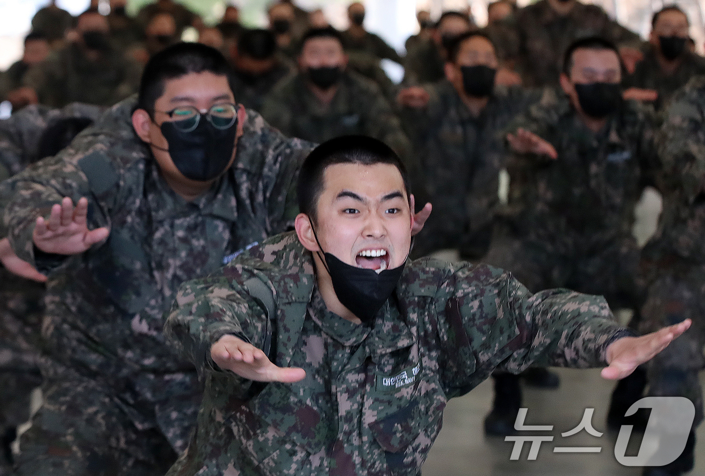 (창원=뉴스1) 윤일지 기자 = 4일 경남 창원 진해구 해군교육사령부 기초군사교육단 야전교육훈련대대에서 제722기 해군병 훈련병들이 기초유격 훈련을 하고 있다. 2026.3.4/뉴 …