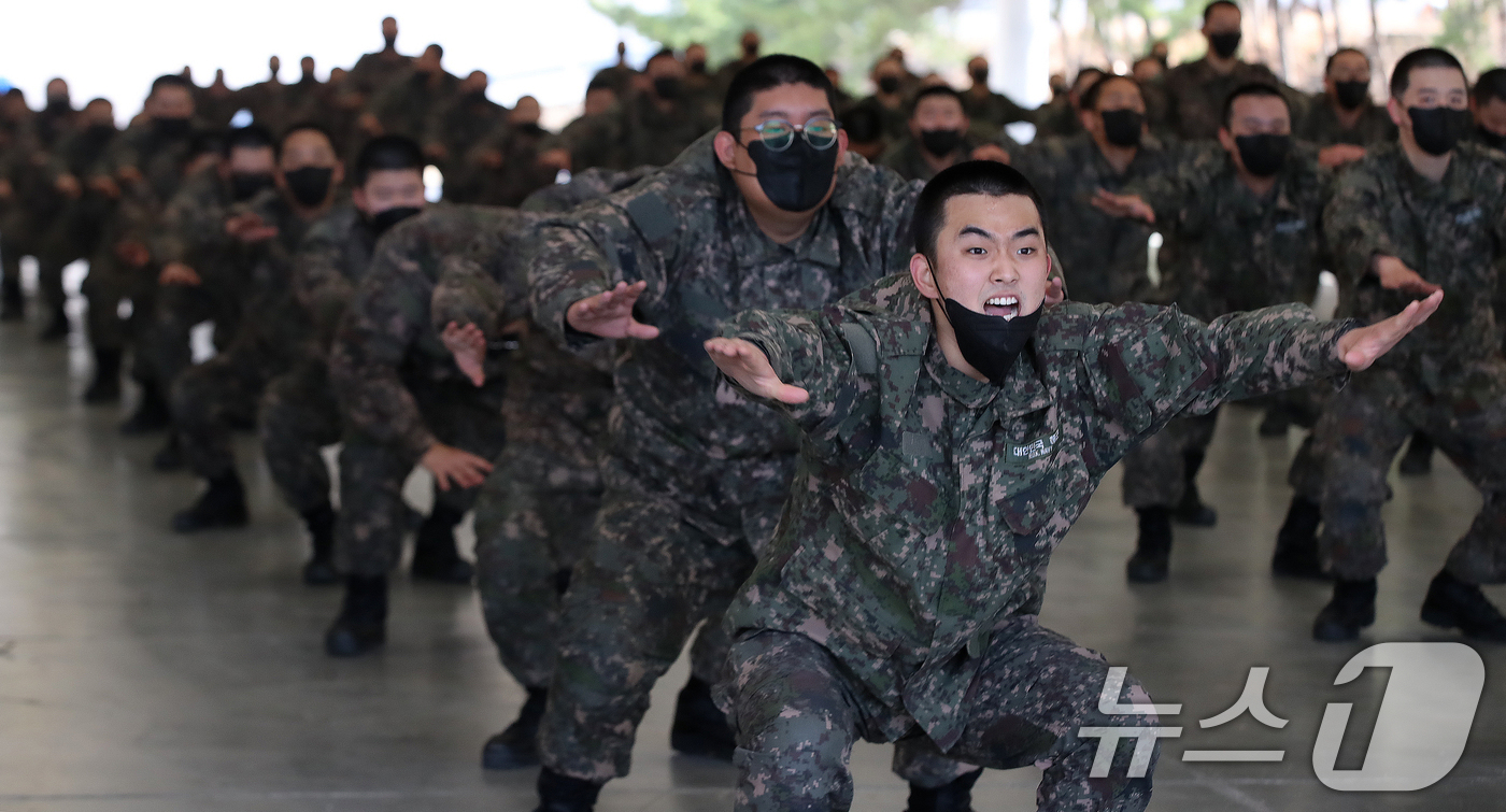 (창원=뉴스1) 윤일지 기자 = 4일 경남 창원 진해구 해군교육사령부 기초군사교육단 야전교육훈련대대에서 제722기 해군병 훈련병들이 기초유격 훈련을 하고 있다. 2026.3.4/뉴 …