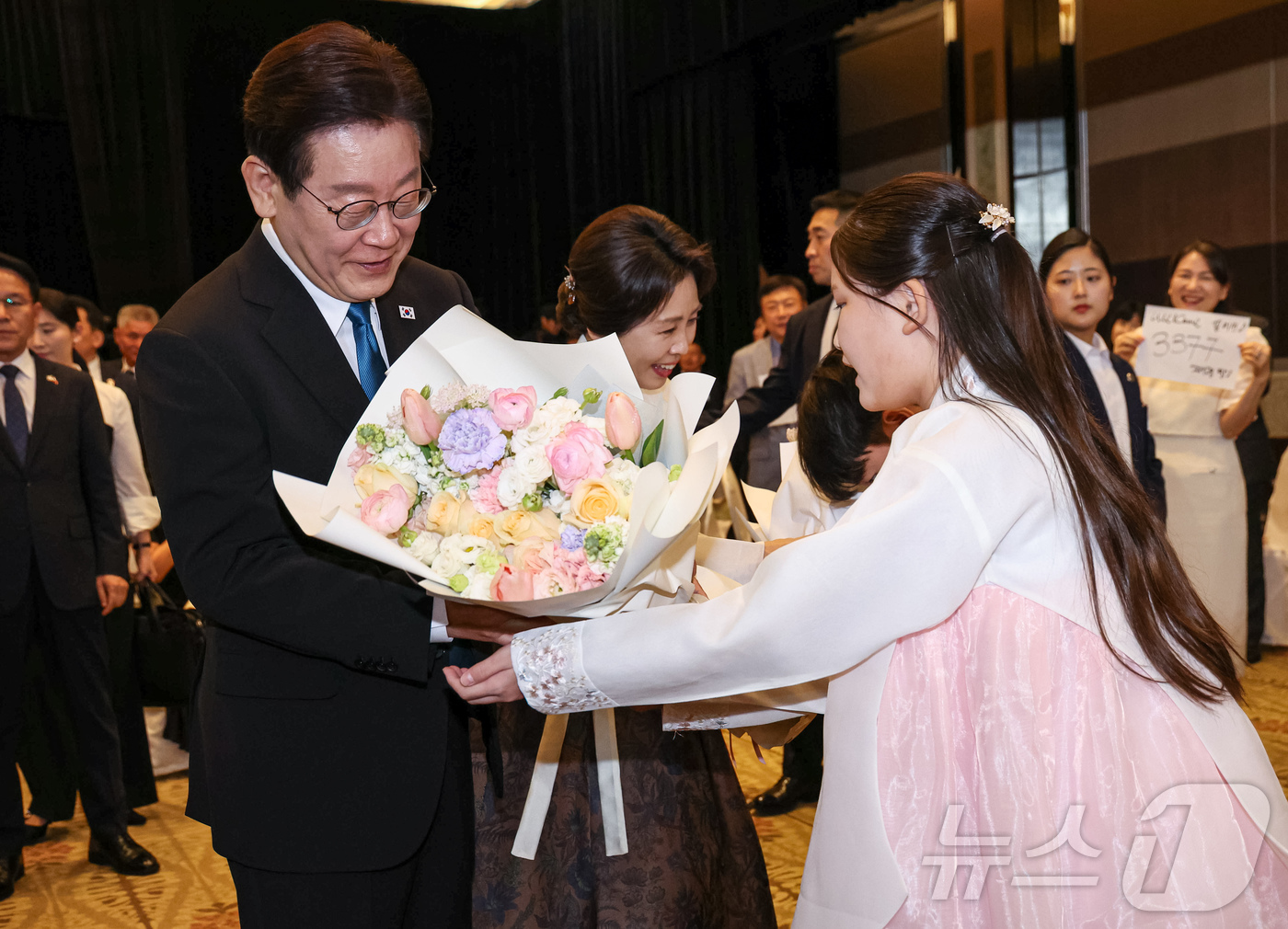 (마닐라(필리핀)=뉴스1) 허경 기자 = 필리핀을 국빈 방문한 이재명 대통령과 김혜경 여사가 4일(현지시간) 필리핀 마닐라 한 호텔에서 열린 동포 오찬 간담회에서 화동들에게 꽃다발 …