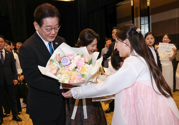 화동들에게 꽃다발 받는 이재명 대통령