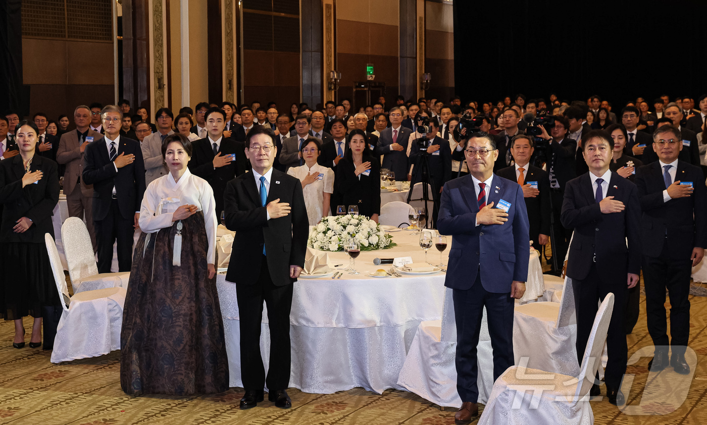 (마닐라(필리핀)=뉴스1) 허경 기자 = 필리핀을 국빈 방문한 이재명 대통령과 김혜경 여사가 4일(현지시간) 필리핀 마닐라 한 호텔에서 열린 동포 오찬 간담회에서 국민의례를 하고 …
