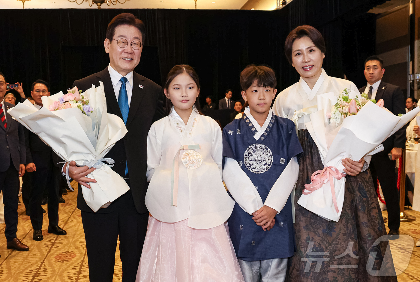 (마닐라(필리핀)=뉴스1) 허경 기자 = 필리핀을 국빈 방문한 이재명 대통령과 김혜경 여사가 4일(현지시간) 필리핀 마닐라 한 호텔에서 열린 동포 오찬 간담회에서 화동들에게 꽃다발 …