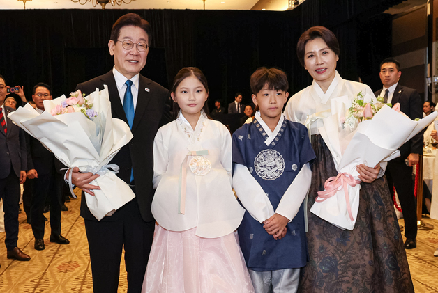 화동들과 함께 기념촬영 하는 이재명 대통령·김혜경 여사